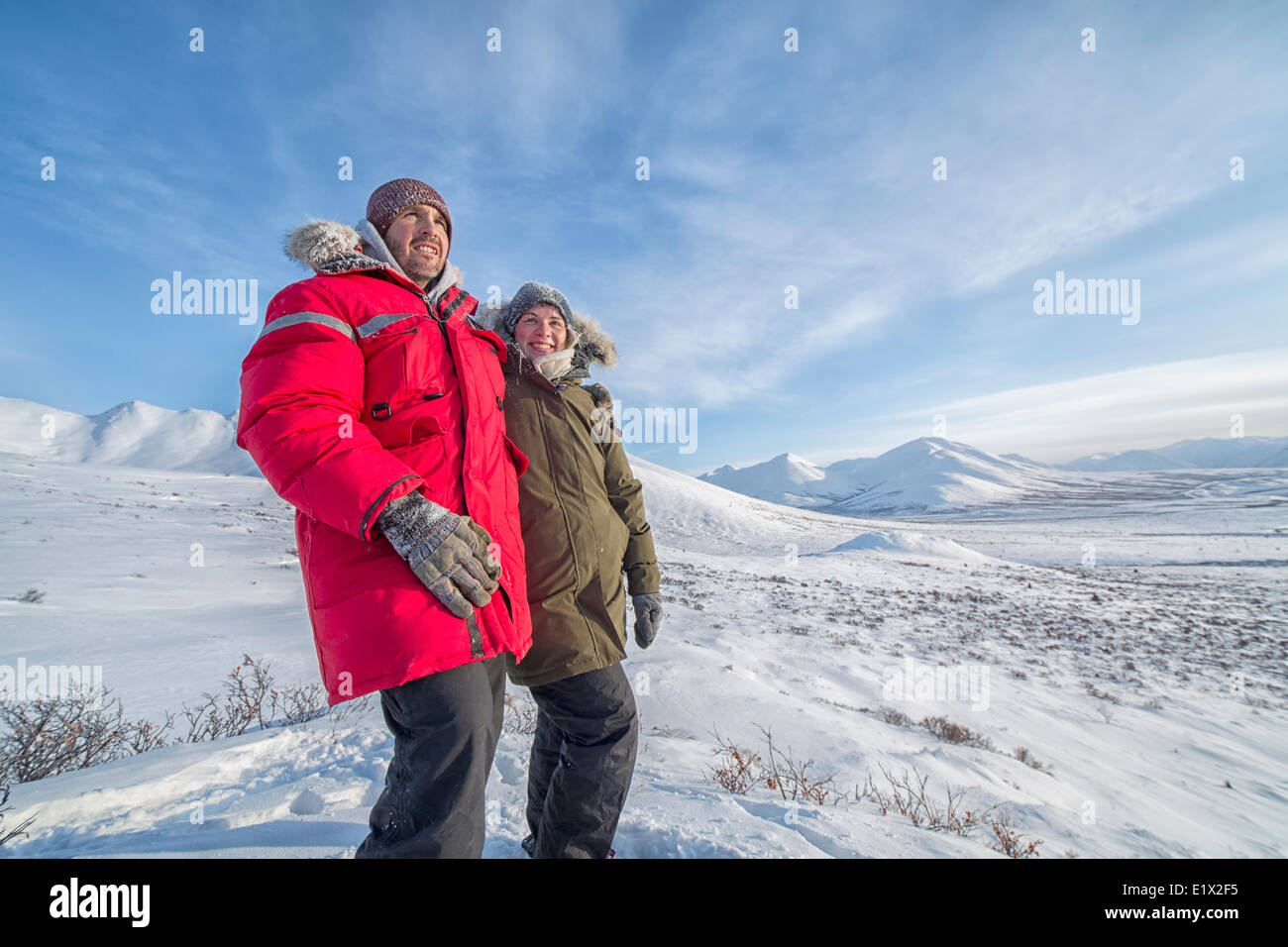Heureux couple debout sur une colline le long de l'DempsterHighway, au Yukon. Banque D'Images