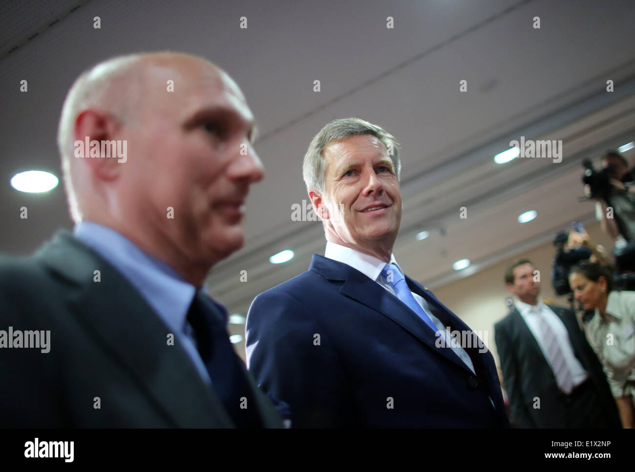 Berlin, Allemagne. 10 Juin, 2014. L'ancien président allemand Christian Wulff (C) arrive pour la présentation de son livre 'Ganz oben ganz unten' (lit. en haut et en bas) à Berlin, Allemagne, 10 juin 2014. Wulff était de 51-ans lorsqu'il est devenu le plus jeune président de l'Allemagne, mais a dû démissionner pour avoir accepter favorise alors que seulement 19 mois à l'office qui fait la durée de son mandat la plus courte de l'histoire du pays. Photo : KAY NIETFELD/dpa/Alamy Live News Banque D'Images