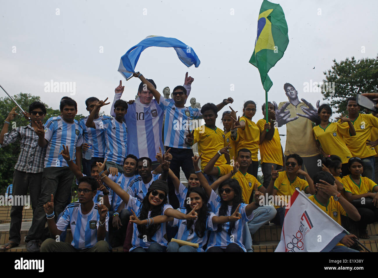 Dhaka, Bangladesh. 10 Juin, 2014. Les partisans de l'Argentine et le Brésil ont rassemblé sur route à porter leur maillot de l'équipe de favorit.La Coupe du Monde est à nous de nouveau, apportant avec elle, son jeu d'avants conquérants et les vagues de chaleur de l'esprit 'fièvre du football' tout le chemin du Brésil à Dhaka. Un proche à propos de vingt millions d'habitants de la capitale du Bangladesh célèbrent la Coupe du monde avec un immense intérêt. De nombreux drapeaux des nations participantes sont dans les rues et sur les toits des maisons, boutiques et même des bureaux. Les maillots de l'équipe qui apparaît et d'autres produits liés à la Coupe du Monde sont Banque D'Images