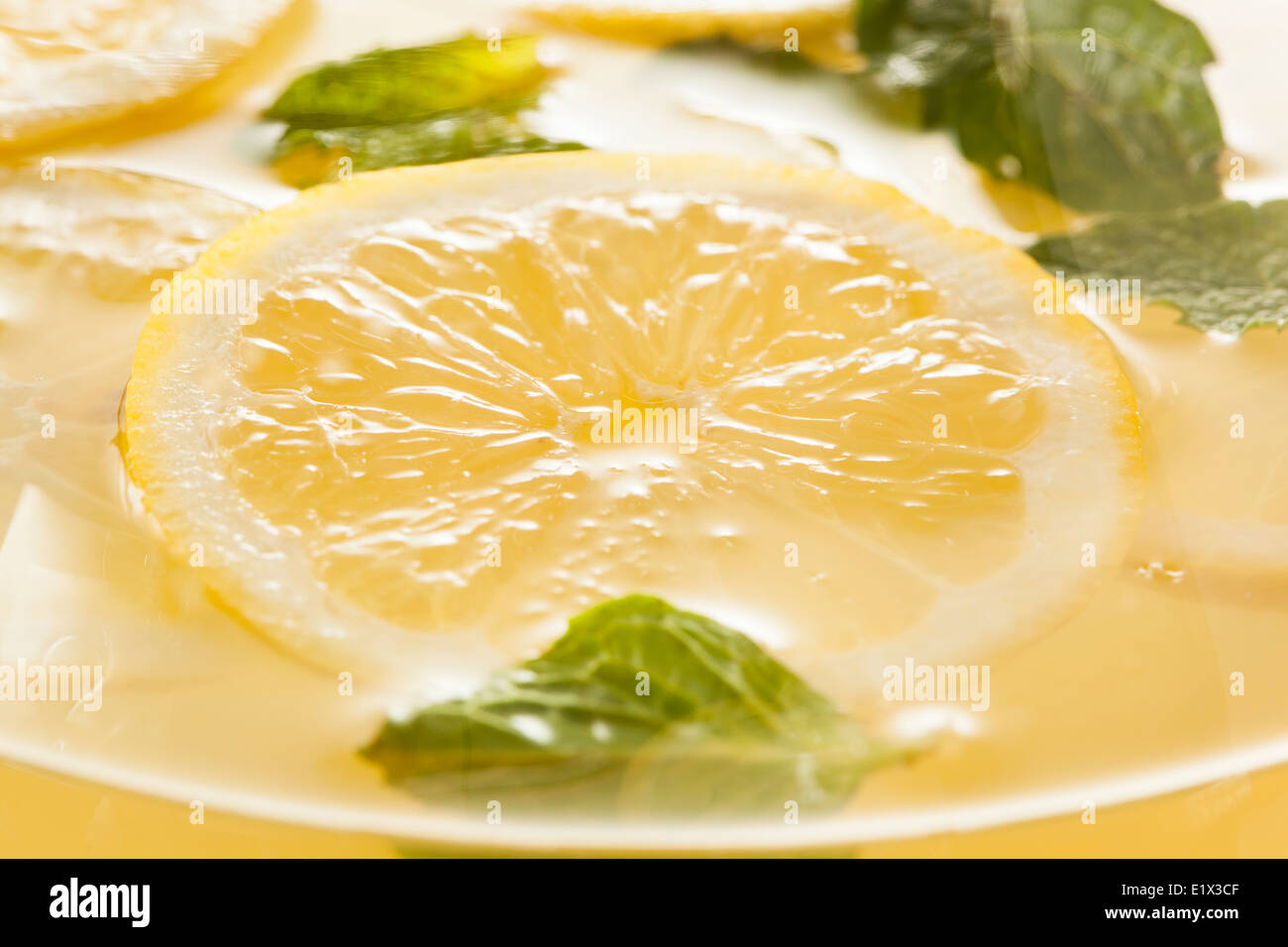 Limonade jaune rafraîchissant fait maison avec de la glace et la Menthe Banque D'Images