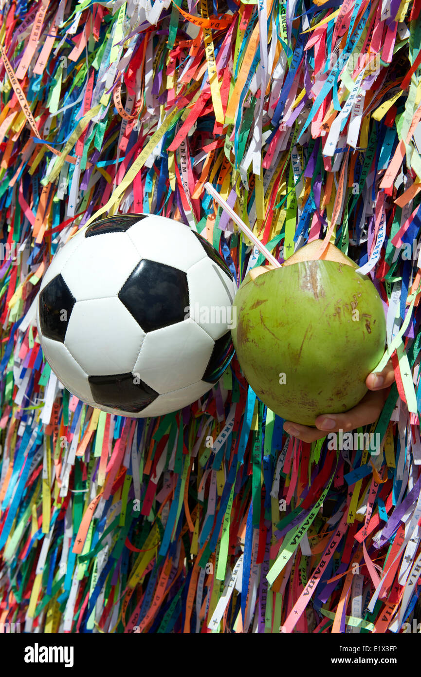 La culture brésilienne avec football ballon de soccer et de noix de coco gelado coco vert frais au mur de rubans souhaite à Salvador de Bahia au Brésil Banque D'Images