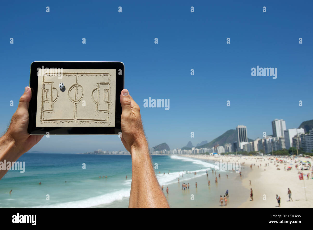 Mains tenant conseil tactiques de football en face de la plage de Copacabana Rio de Janeiro Brésil Banque D'Images