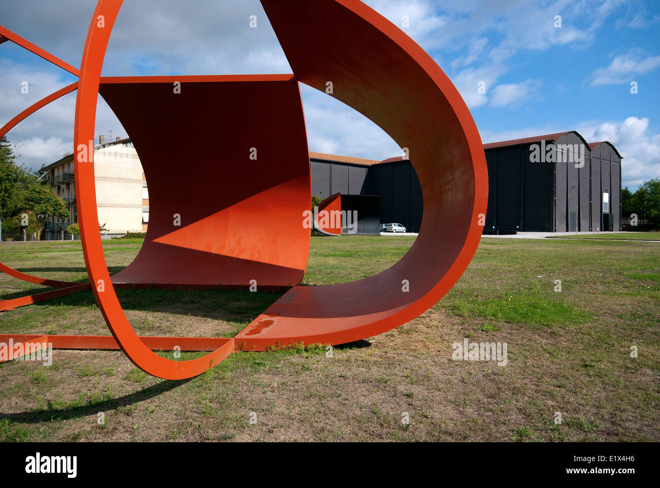 Sculpture métallique d'Alberto Burri, musée de la Fondation Burri sur les séchoirs à tabac désutilisés, Città di Castello, haute vallée du Tibre, Ombrie, Italie Banque D'Images