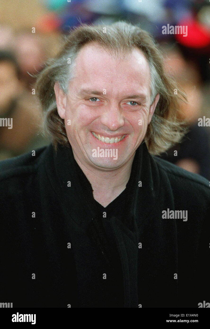 9 juin 2014 - Comédien RIK MAYALL 7 mars 1958 - 9 juin 2014) qui a tiré à la renommée de la lecture-écriture de poésie dans l'anarchiste Rick 'jeunes' a été retrouvé mort à son domicile de Londres. Metro Police dit que la mort n'est pas censées être suspectes. Rik's wif Banque D'Images