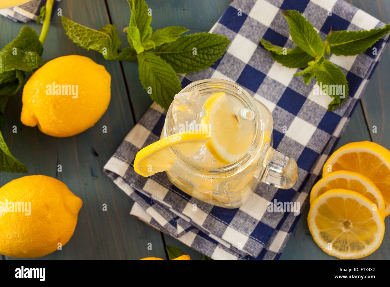 Limonade jaune rafraîchissant fait maison avec de la glace et la Menthe Banque D'Images