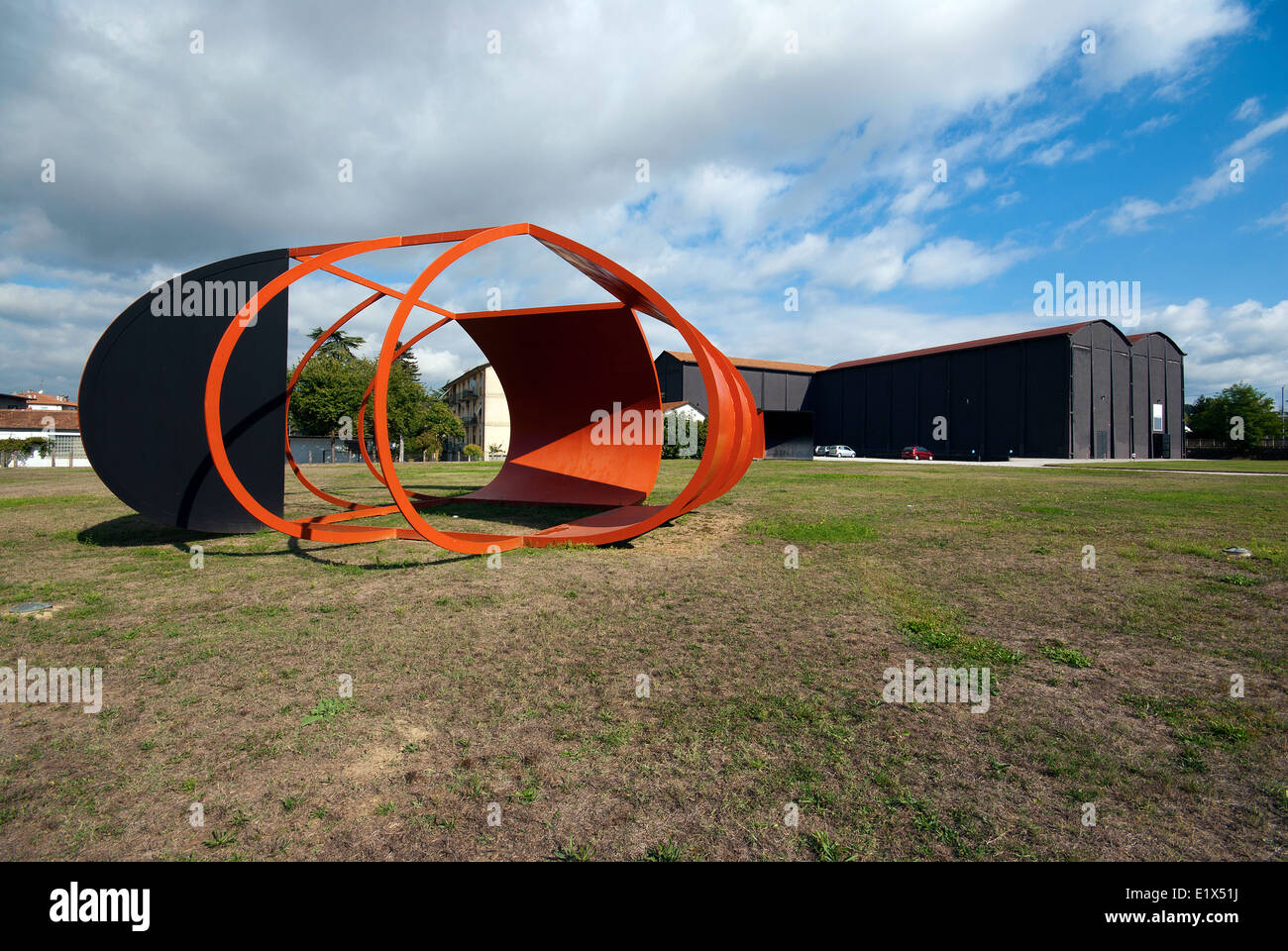 Sculpture métallique d'Alberto Burri, musée de la Fondation Burri sur les séchoirs à tabac désutilisés, Città di Castello, haute vallée du Tibre, Ombrie, Italie Banque D'Images