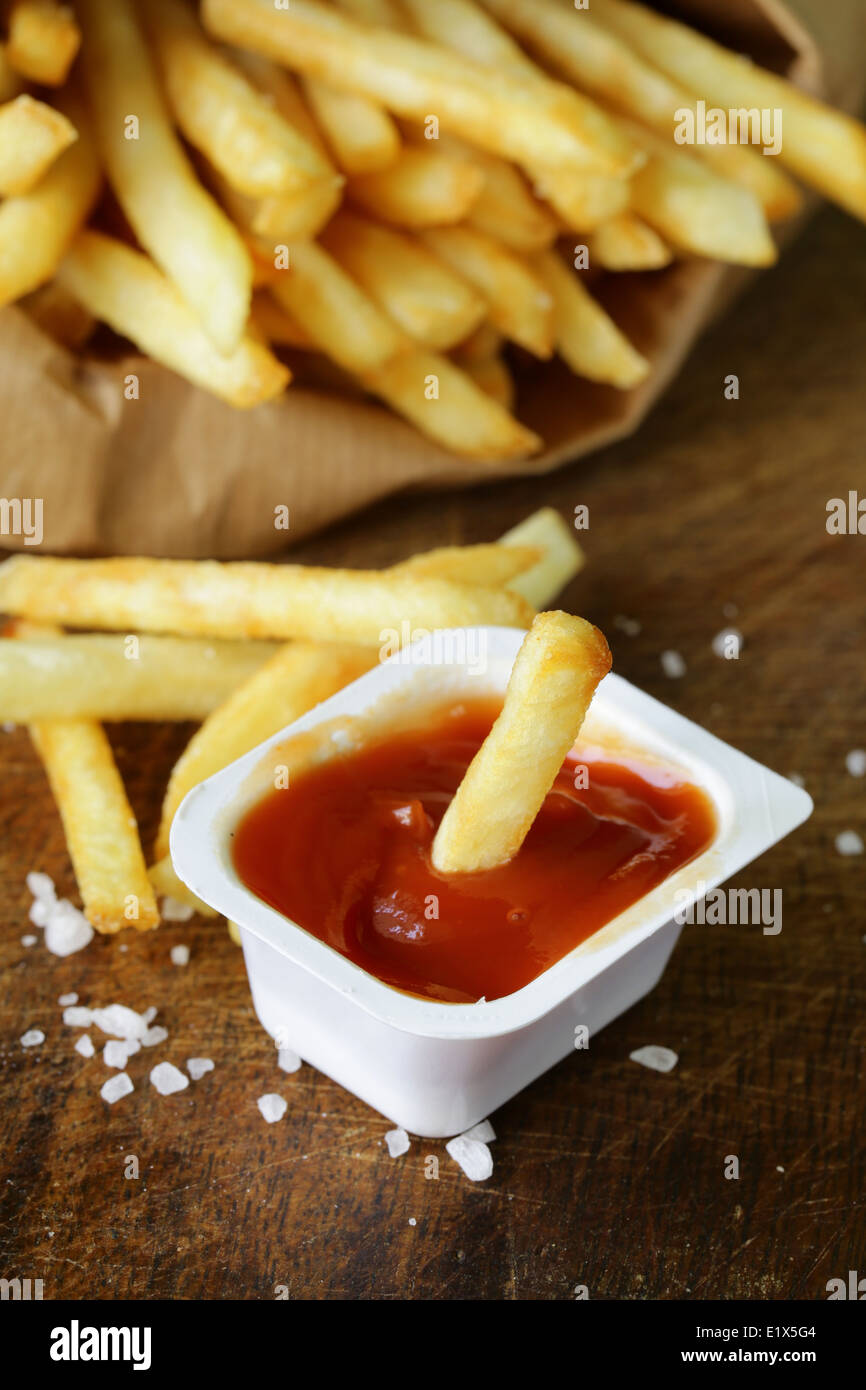 Pommes frites traditionnelles avec du sel sur fond de bois Banque D'Images