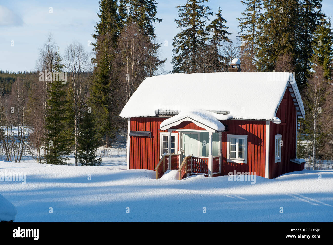 Cottage en paysage d'hiver. Dalarna, Suède. Banque D'Images