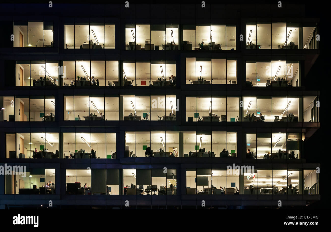 Les personnes travaillant de nuit dans le bloc de bureaux Banque D'Images