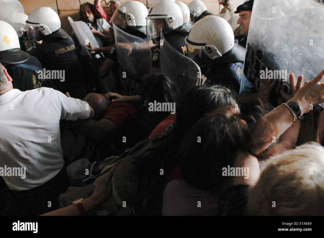 10 juin 2014 - Athènes, Grèce - Les femmes de ménage en conflit avec la police anti-émeute comme elles ont bloqué l'entrée de ministère des Finances hindaring le nouveau ministre d'entrer. (Crédit Image : © Vafeiadakis ZUMAPRESS.com) Aristidis/ Banque D'Images