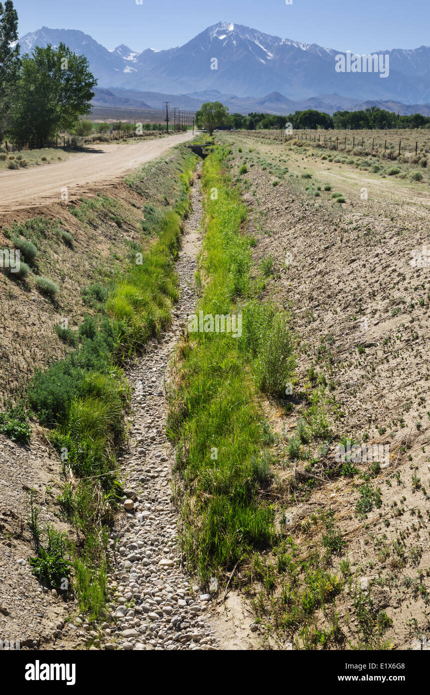 Sec vide fossé d'irrigation dans la vallée de l'Owens de Californie près de Bishop Banque D'Images