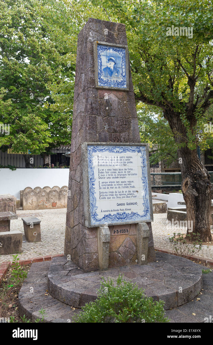 Monument du poète Cândido Guerreiro, Alte, de l'Algarve, Portugal Banque D'Images