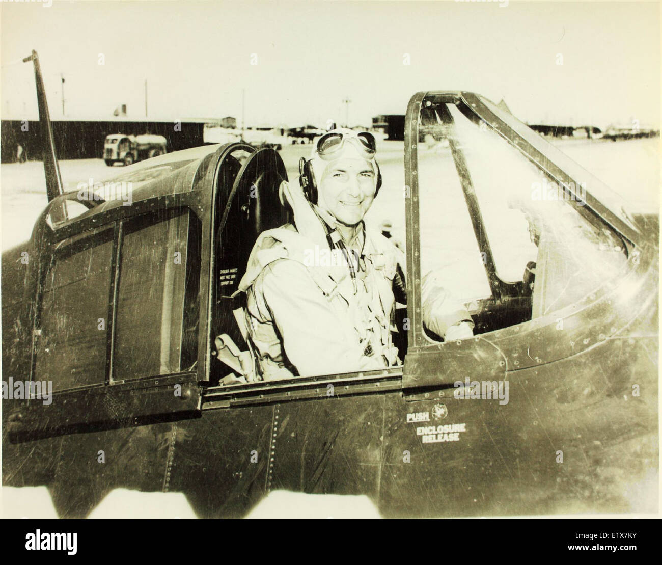 Le F6F Hellcat était un avion de chasse naval clé utilisé par la marine américaine pendant la IIe Guerre mondiale. La variante F6F-5, qui fait partie des escadrons de la seconde Guerre mondiale, a joué un rôle déterminant dans le combat aérien sur le théâtre du Pacifique. Connu pour ses performances supérieures et sa facilité de réparation, le Hellcat a contribué de manière significative à la défaite des forces japonaises, en particulier dans les batailles navales telles que la bataille de Midway et la bataille de la mer des Philippines. Banque D'Images
