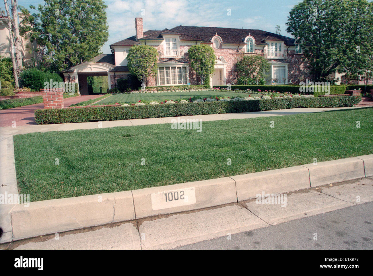 30 janvier 1999 - Los Angeles, Californie, États-Unis - Jack Benny's 2,5 acres Holmby Hills accueil en face de Hugh Hefner's Playboy Mansion.' 'c'est une villa italienne 1927 avec un long chemin privé, un motorcourt pour 30 voitures, un logement du chauffeur, une salle de bal salon de taille et pelouses. C'est le dernier endroit où le célèbre comédien a vécu. Benny est mort à l'âge de 80 ans en 1974. Son épouse de près de 50 ans, Mary Livingstone, y a vécu jusqu'à sa mort à 77 en 1983. Puis la maison a été vendue à une homologation à West Los Angeles businessman pour environ 3 millions de dollars. (Crédit Image : © Jonathan Alcorn/ Banque D'Images