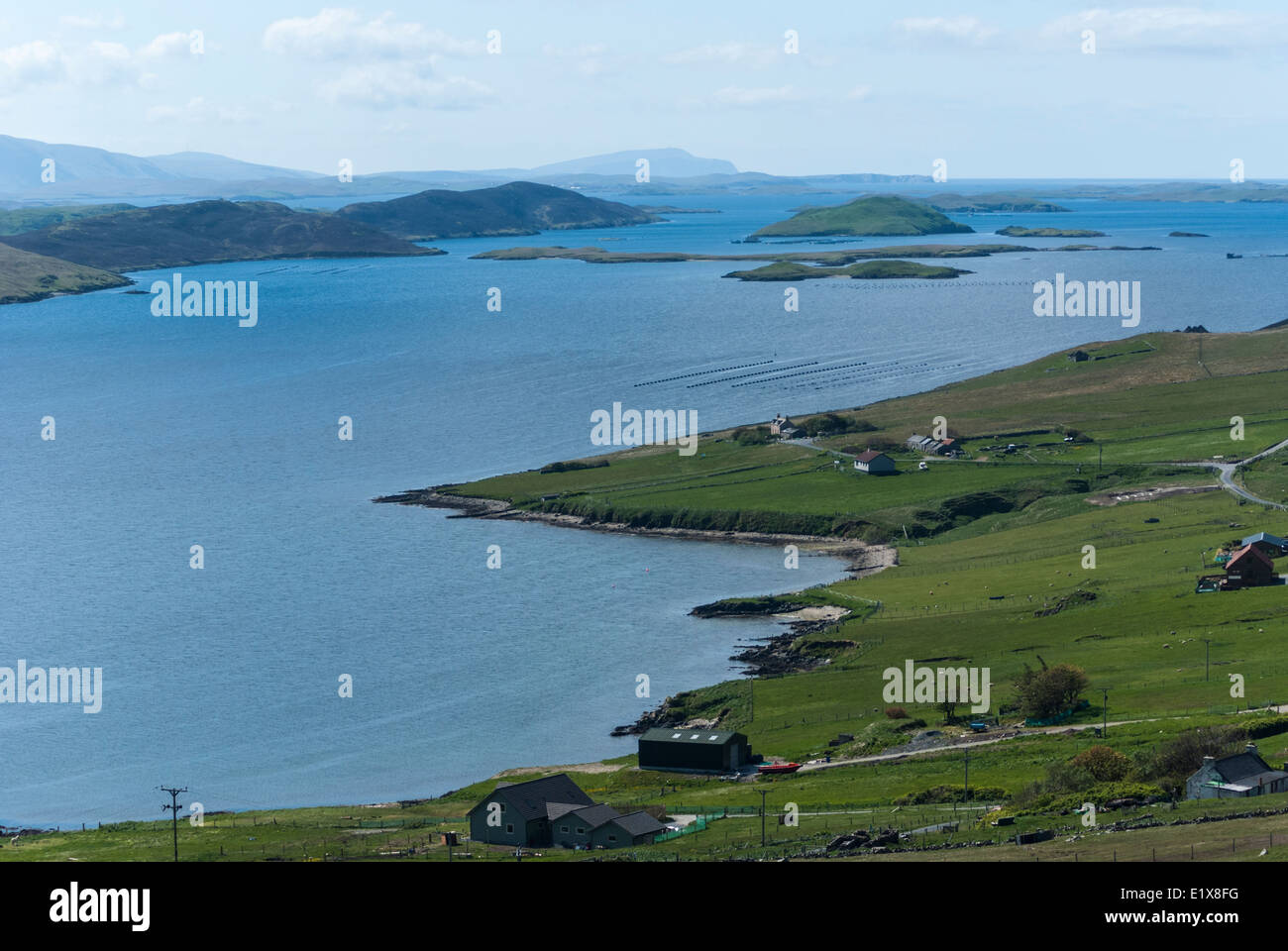 Une vue d'été de Weisdale Voe du point de vue au-dessus de la colonie de Sound Banque D'Images