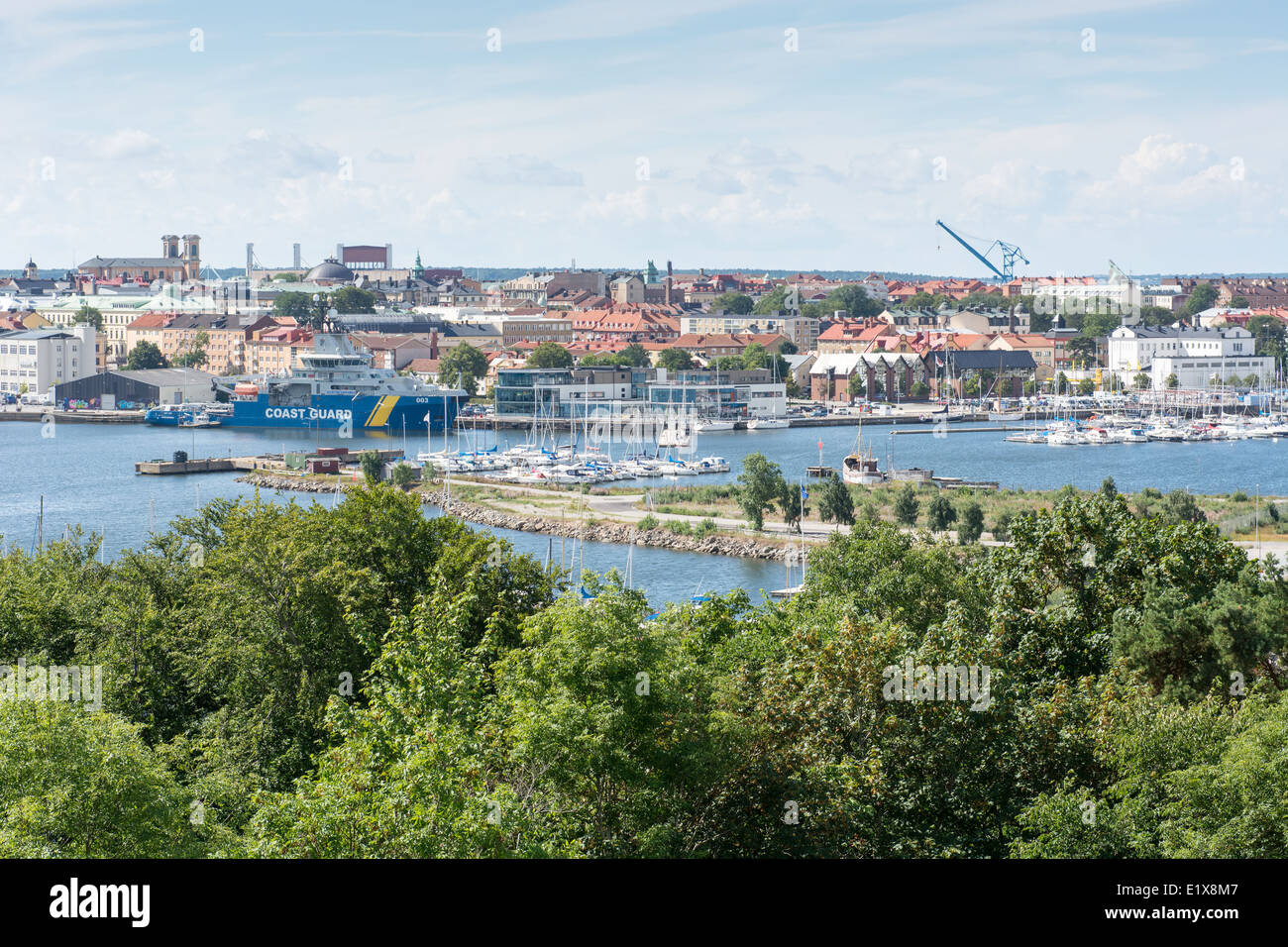 Vue sur la ville de Karlskrona en Suède avec un navire de la Garde côtière canadienne dans le port Banque D'Images