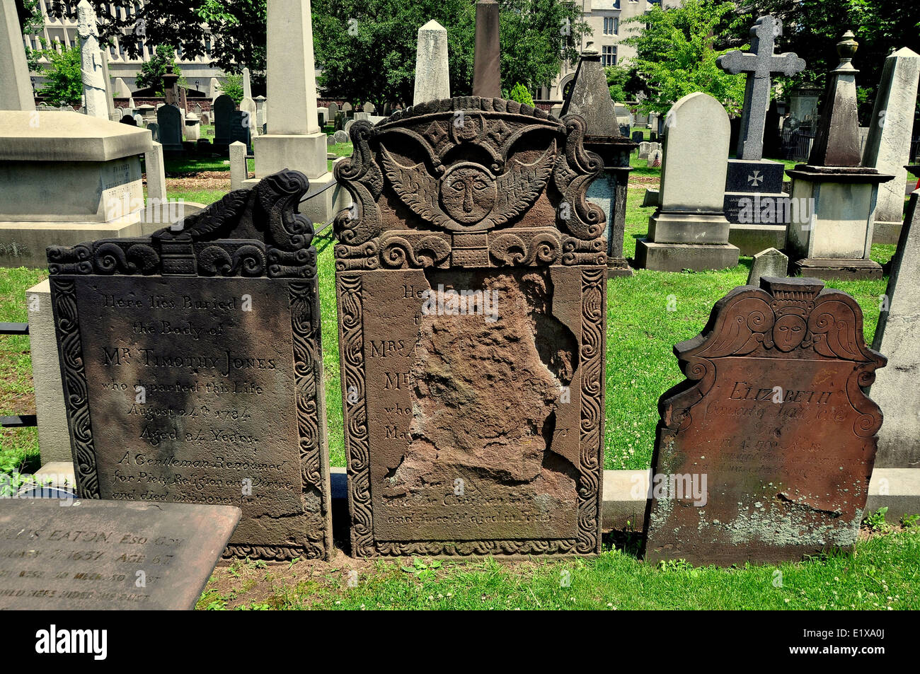 New Haven, CT : pierres tombales en grès dans la ville historique de Grove Street cemetery Banque D'Images