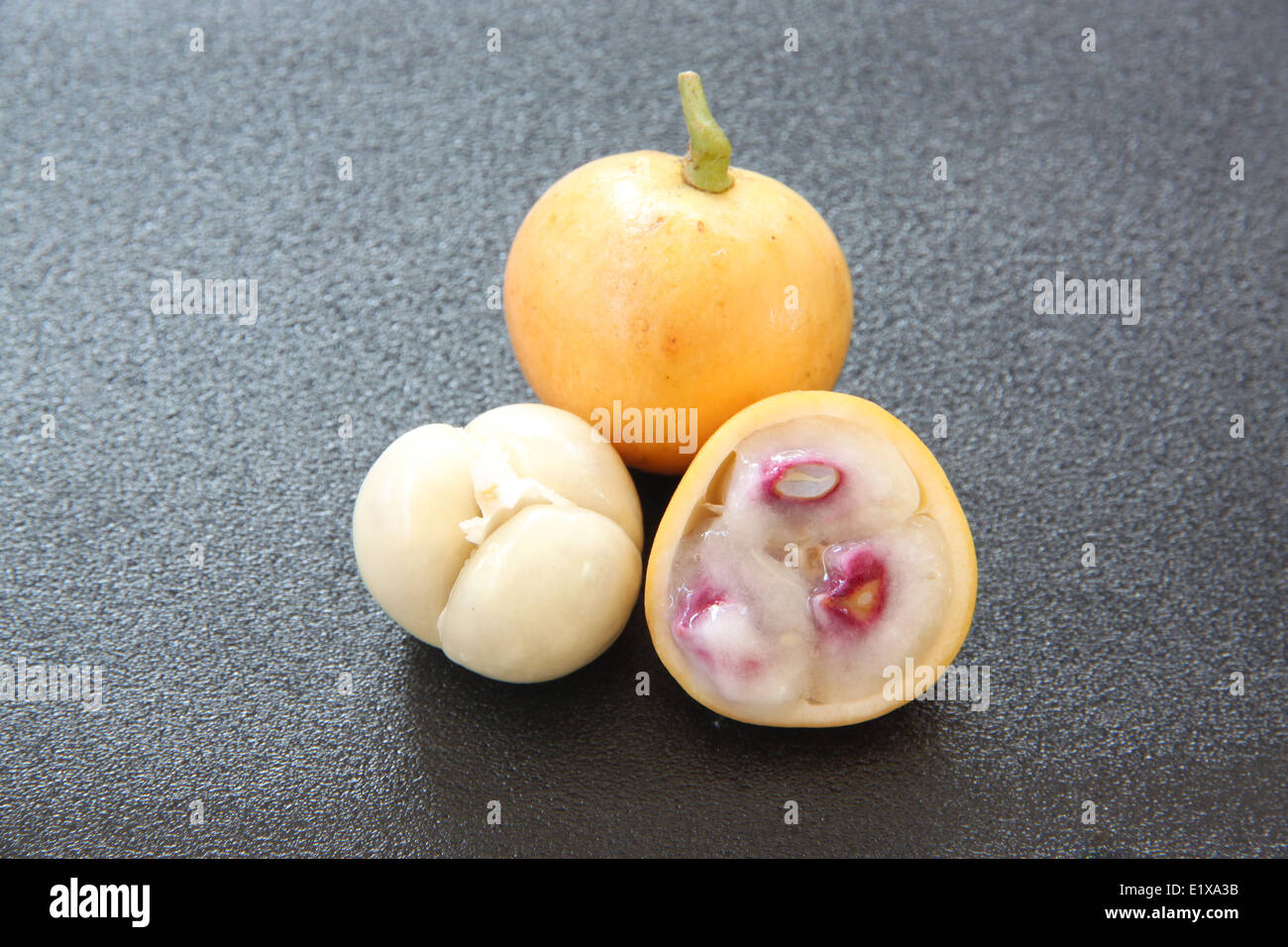 Baccaurea ramiflora ou raisins birmans dans l'épluchage. Banque D'Images