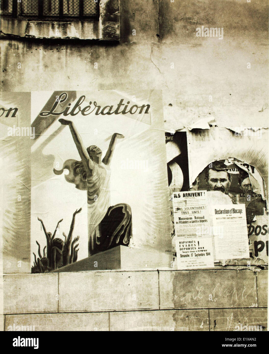 Pendant la seconde Guerre mondiale, Paris fut occupée par les forces allemandes de 1941 à 1945. Cette période de l'histoire de la ville a été marquée par d'importantes difficultés, des efforts de résistance et l'occupation. Les photographies de cette époque capturent l’impact de la guerre sur la capitale française, ainsi que la résilience de son peuple face à l’occupation. Banque D'Images