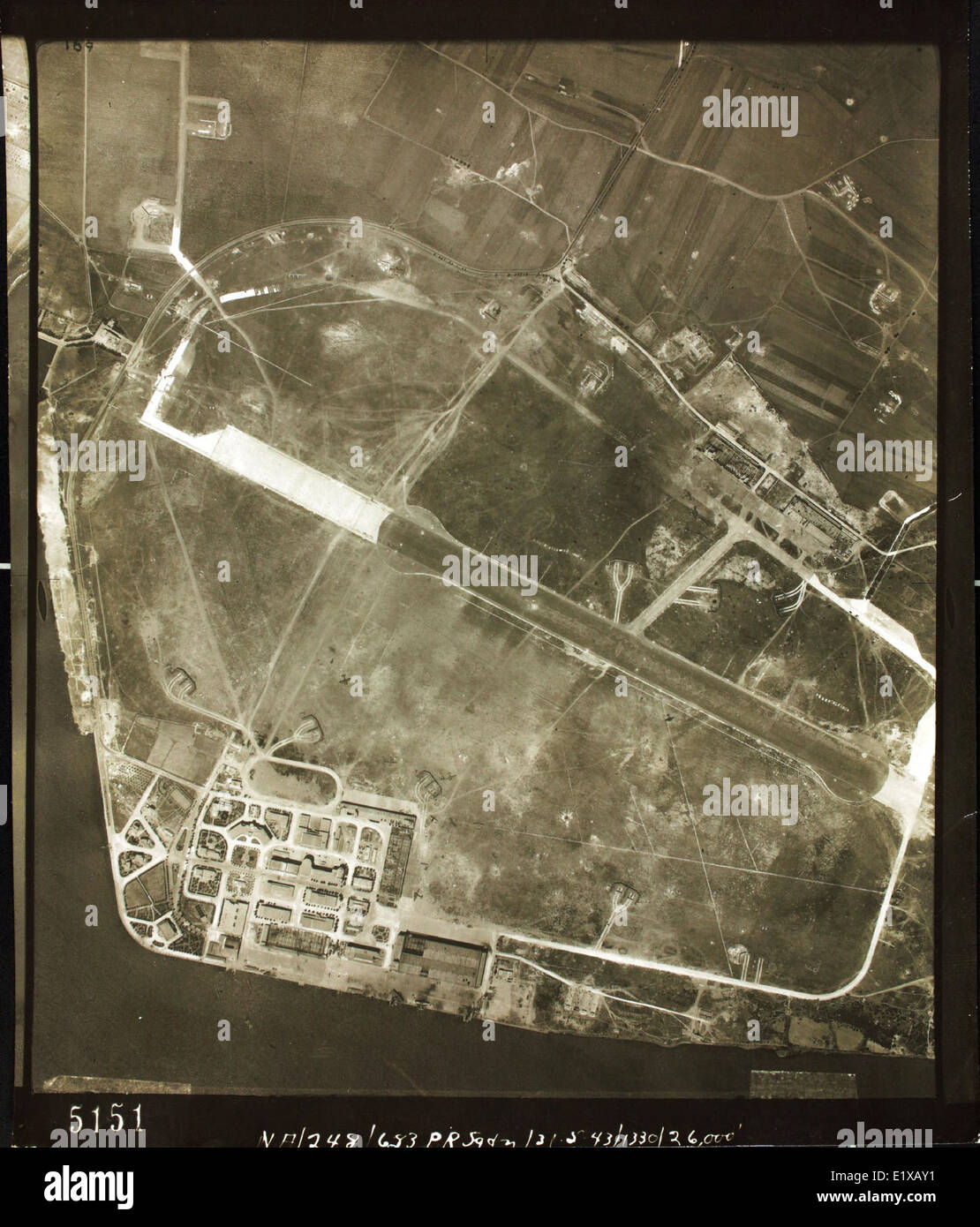 Cette photo de reconnaissance aérienne, prise pendant la seconde Guerre mondiale, montre l'aérodrome de Cagliari Elmas en Sardaigne. L'aérodrome a été utilisé par les forces alliées pour des opérations sur le théâtre méditerranéen de la guerre. Banque D'Images