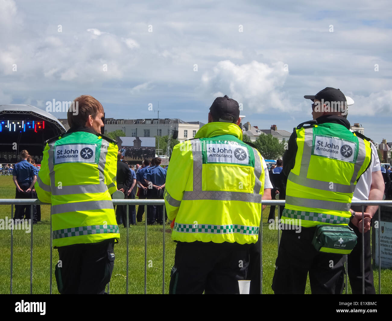 Une vue arrière des membres de l'Ambulance St Johns portant des gilets haute visibilité Banque D'Images