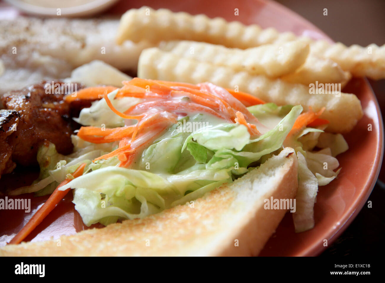 Salade de légumes avec frites et toast sur plat dans un restaurant. Banque D'Images