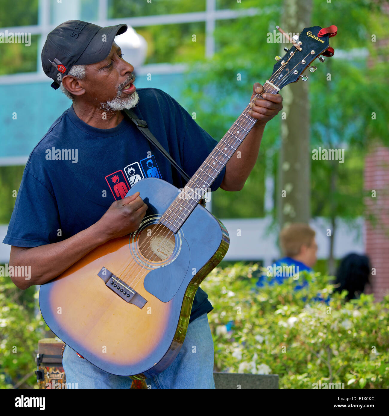L'homme jouant de la guitare virtuose. Banque D'Images