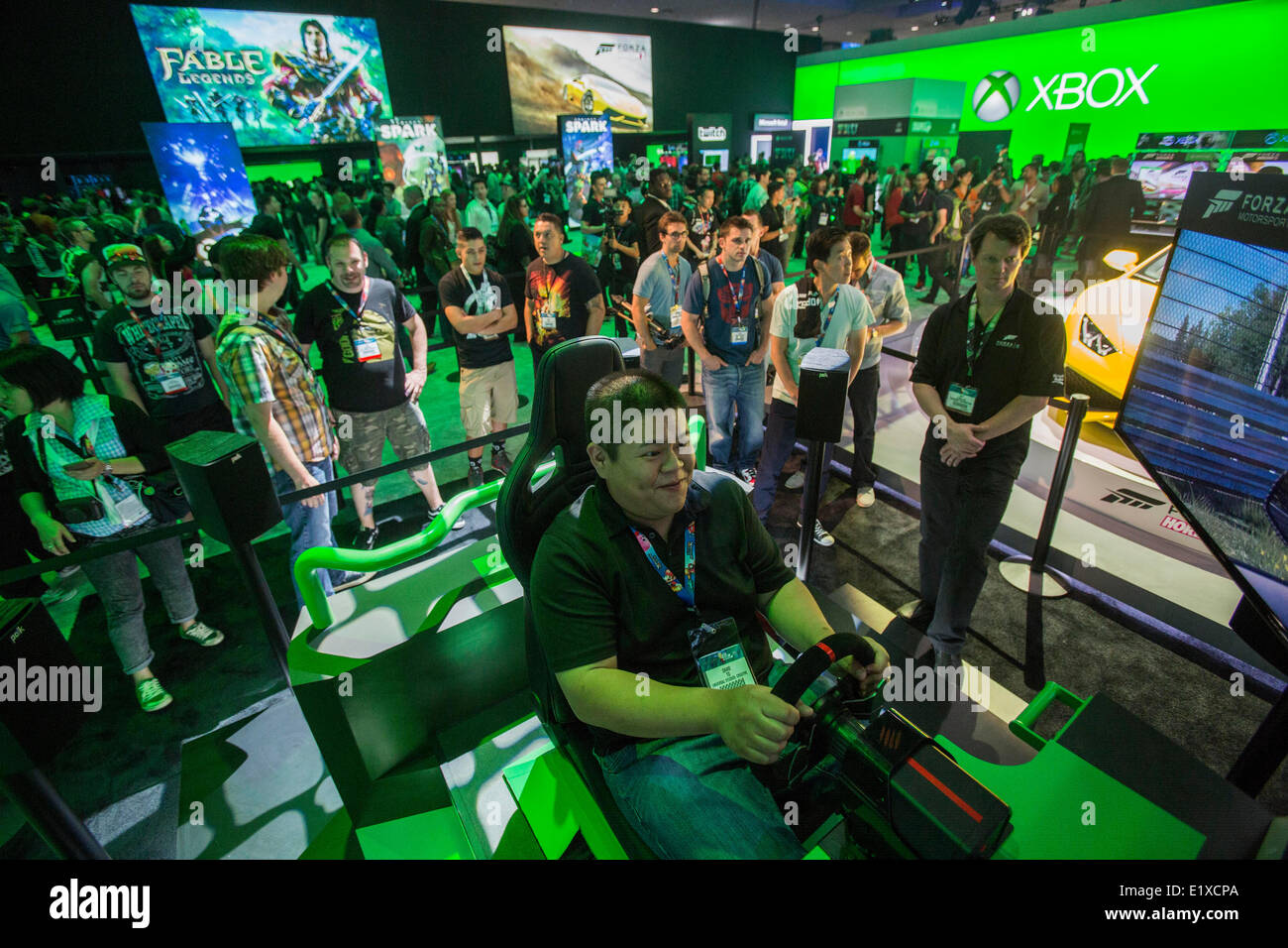 Los Angeles, USA. 10 Juin, 2014. Les visiteurs d'essayer de nouveaux jeux au cours de l'électronique et de l'Entertainment Expo (E3) au Convention Center de Los Angeles, États-Unis, le 10 juin 2014. Credit : Zhao Hanrong/Xinhua/Alamy Live News Banque D'Images