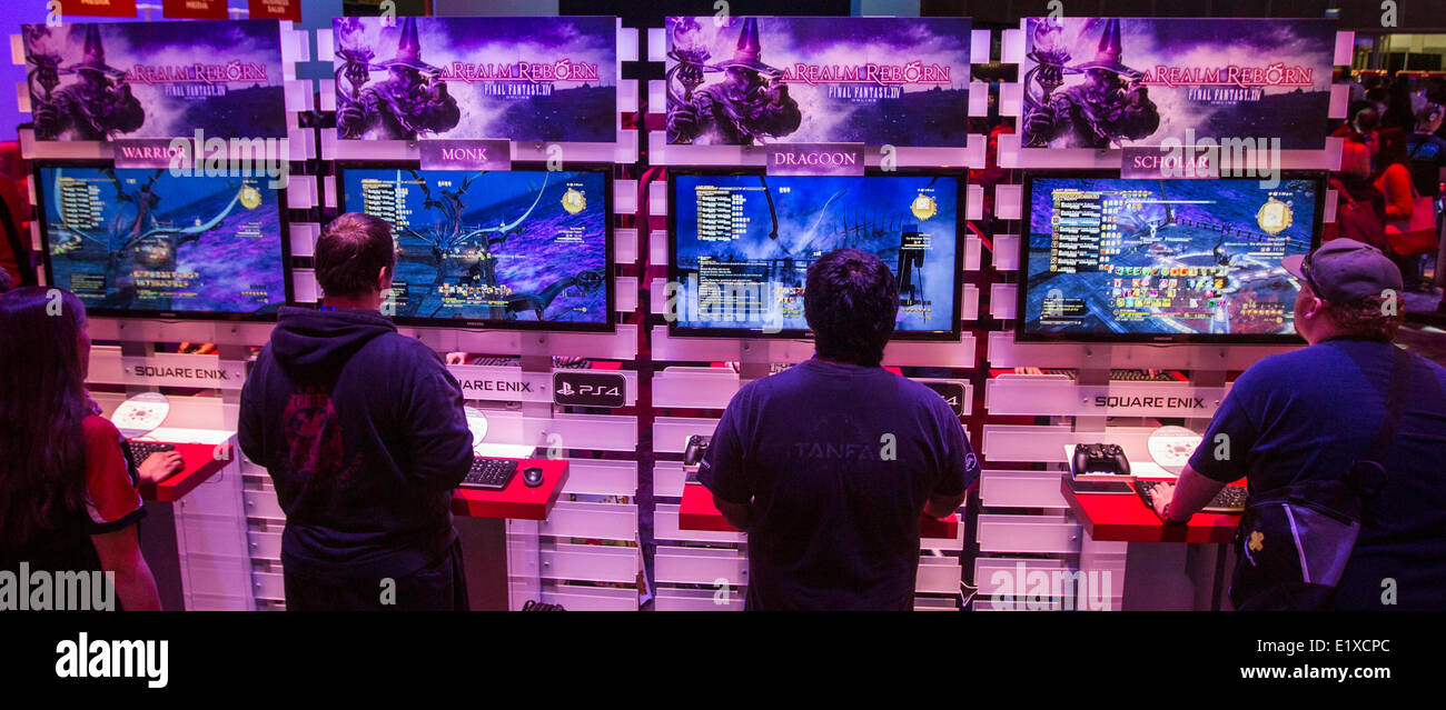 Los Angeles, USA. 10 Juin, 2014. Les visiteurs d'essayer de nouveaux jeux au cours de l'électronique et de l'Entertainment Expo (E3) au Convention Center de Los Angeles, États-Unis, le 10 juin 2014. Credit : Zhao Hanrong/Xinhua/Alamy Live News Banque D'Images