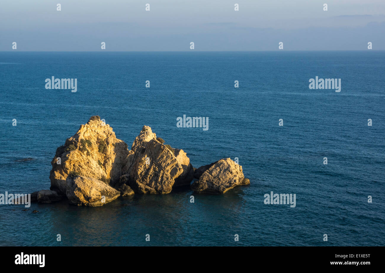 Lumière dorée rock formation par la mer Banque D'Images