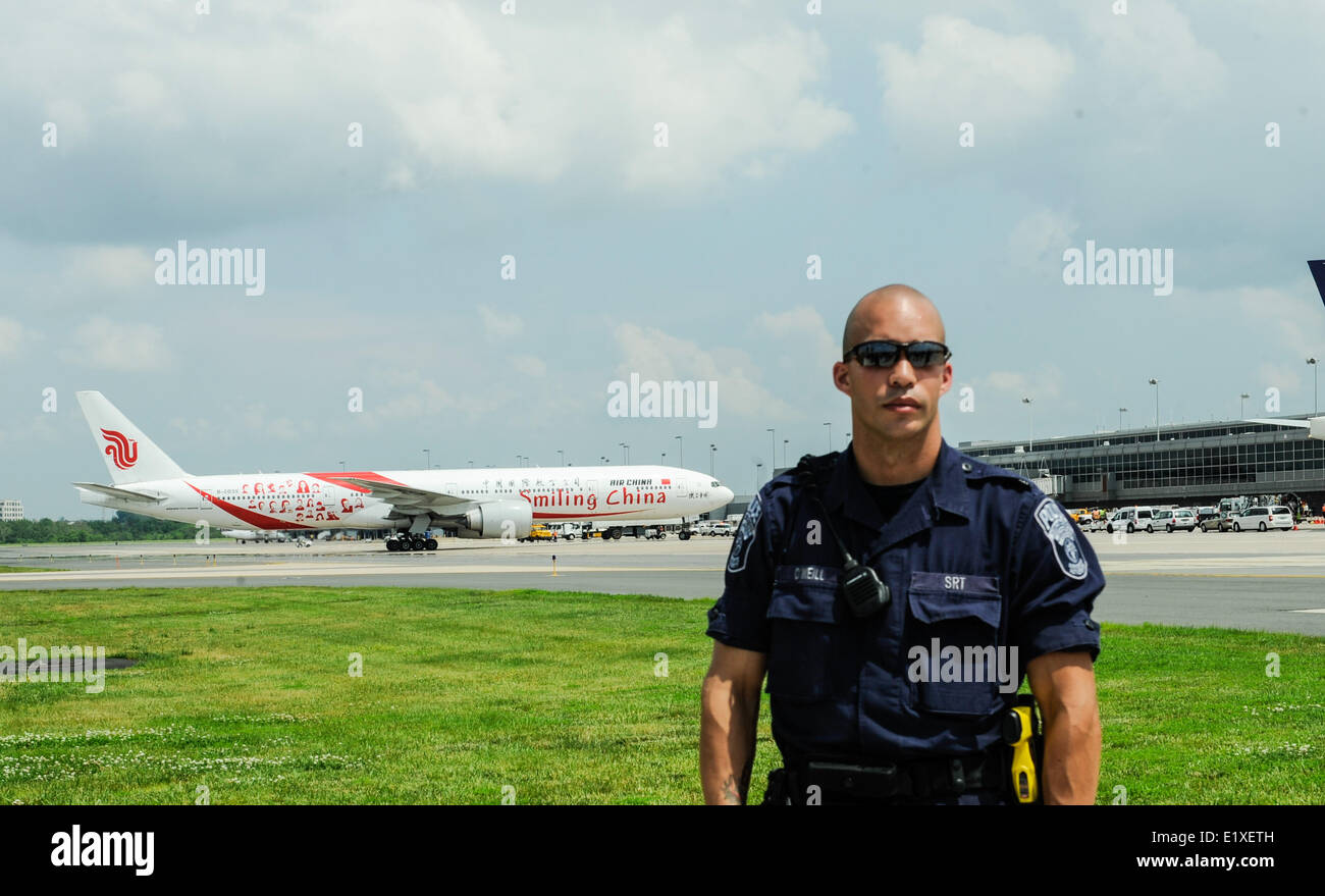 L'aéroport de Dulles, Washington DC, USA. 10 Juin, 2014. Air China's premier vol direct entre Pékin et Washington arrive à Dulles Airport de Sterling, Virginie, États-Unis, le 10 juin 2014. Air China a lancé le vol direct entre Pékin et Washington mardi. Credit : Bao Dandan/Xinhua/Alamy Live News Banque D'Images