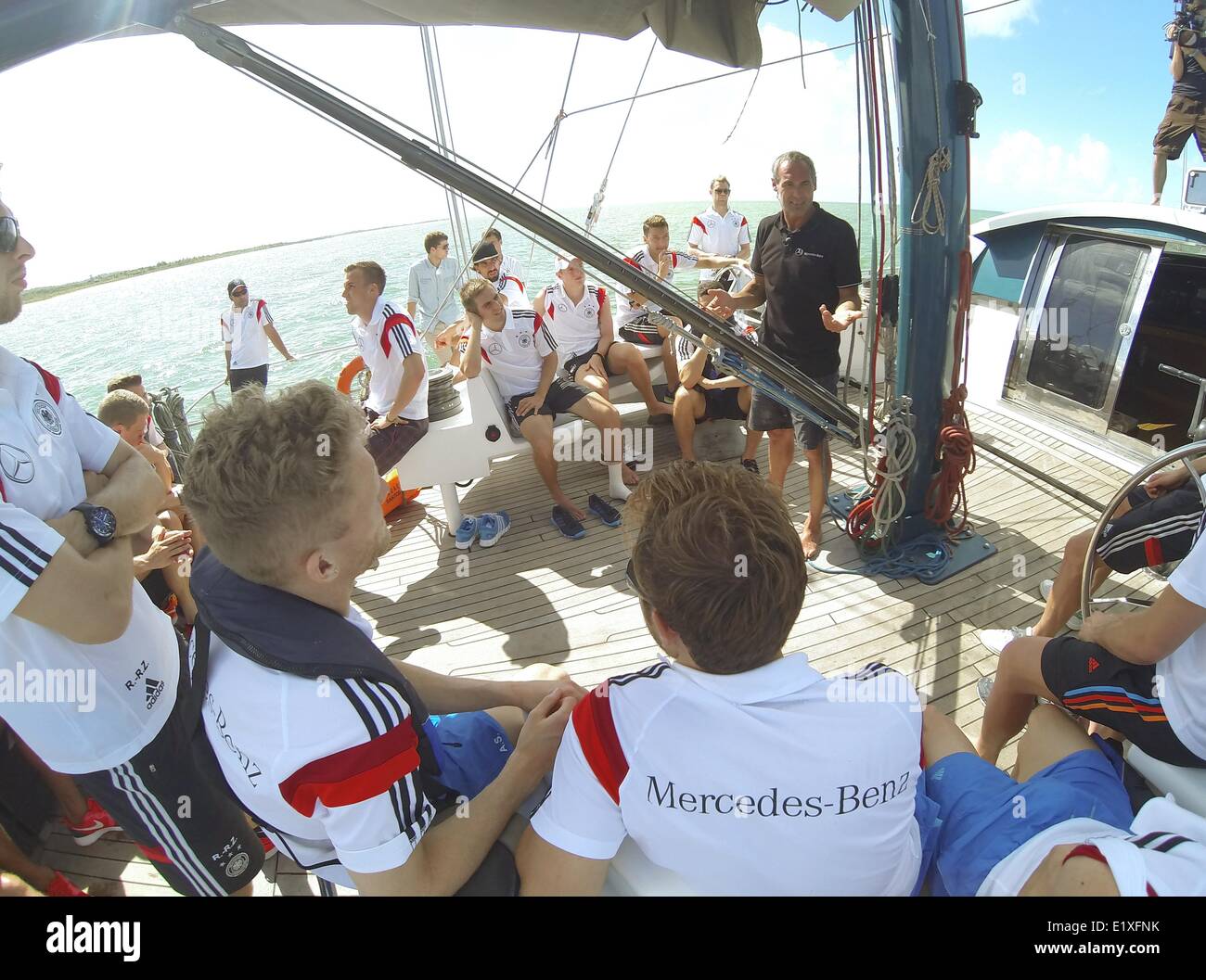 Santo André, au Brésil. 10 Juin, 2014. Les joueurs de soccer national allemand sont sur le bateau "Pangaea" de l'aventurier Mike Horn (R) dans la région de Santo André, Brésil, le 10 juin 2014. La Coupe du Monde de Football aura lieu au Brésil du 12 juin au 13 juillet 2014. Dpa : Crédit photo alliance/Alamy Live News Banque D'Images