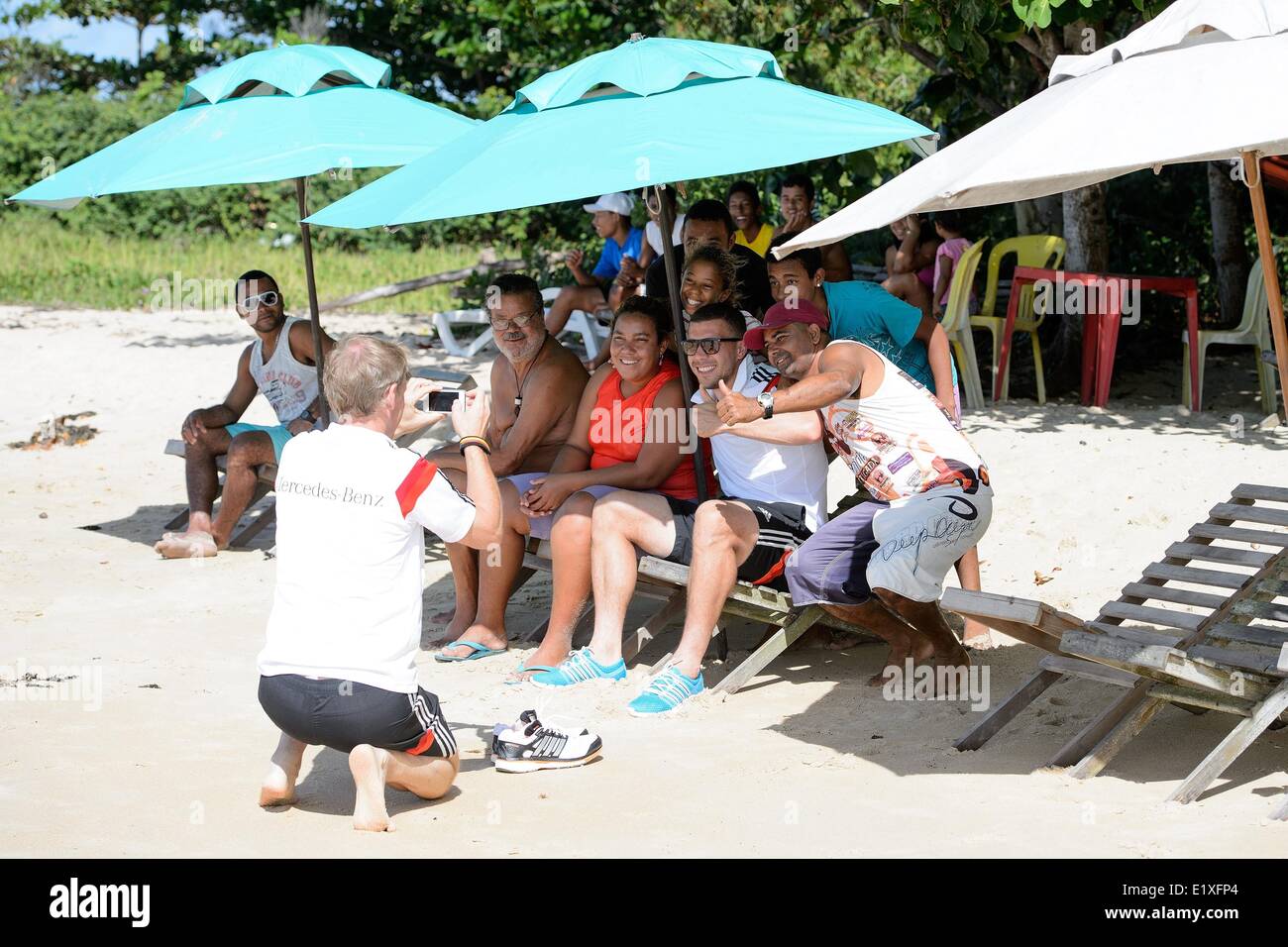 Santo André, au Brésil. 10 Juin, 2014. Le joueur de soccer national allemand Lukas Podolski (C) pose sur la plage de Santo André, Brésil, le 10 juin 2014. La Coupe du Monde de Football aura lieu au Brésil du 12 juin au 13 juillet 2014. Dpa : Crédit photo alliance/Alamy Live News Banque D'Images