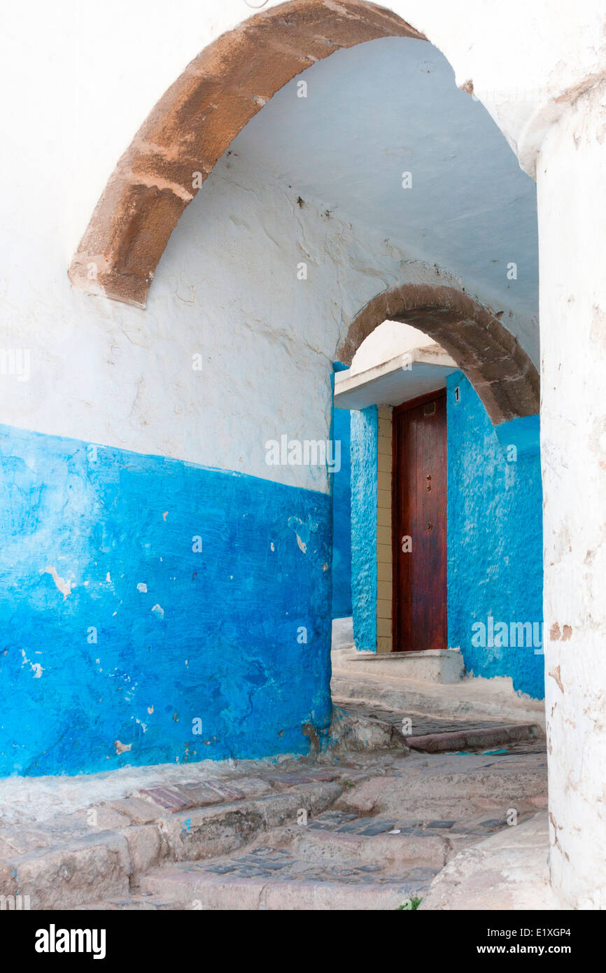Ruelles pittoresques rues bleu et blanc dans l'Oudaia Kasbah, Rabat, Maroc. Banque D'Images