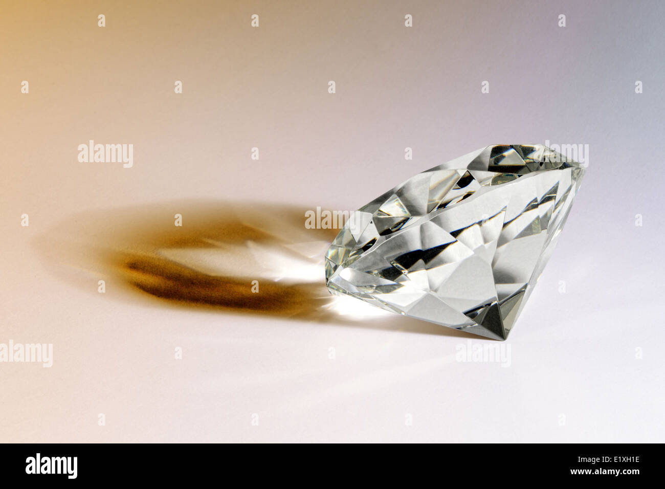 Diamant à facettes couché Banque D'Images