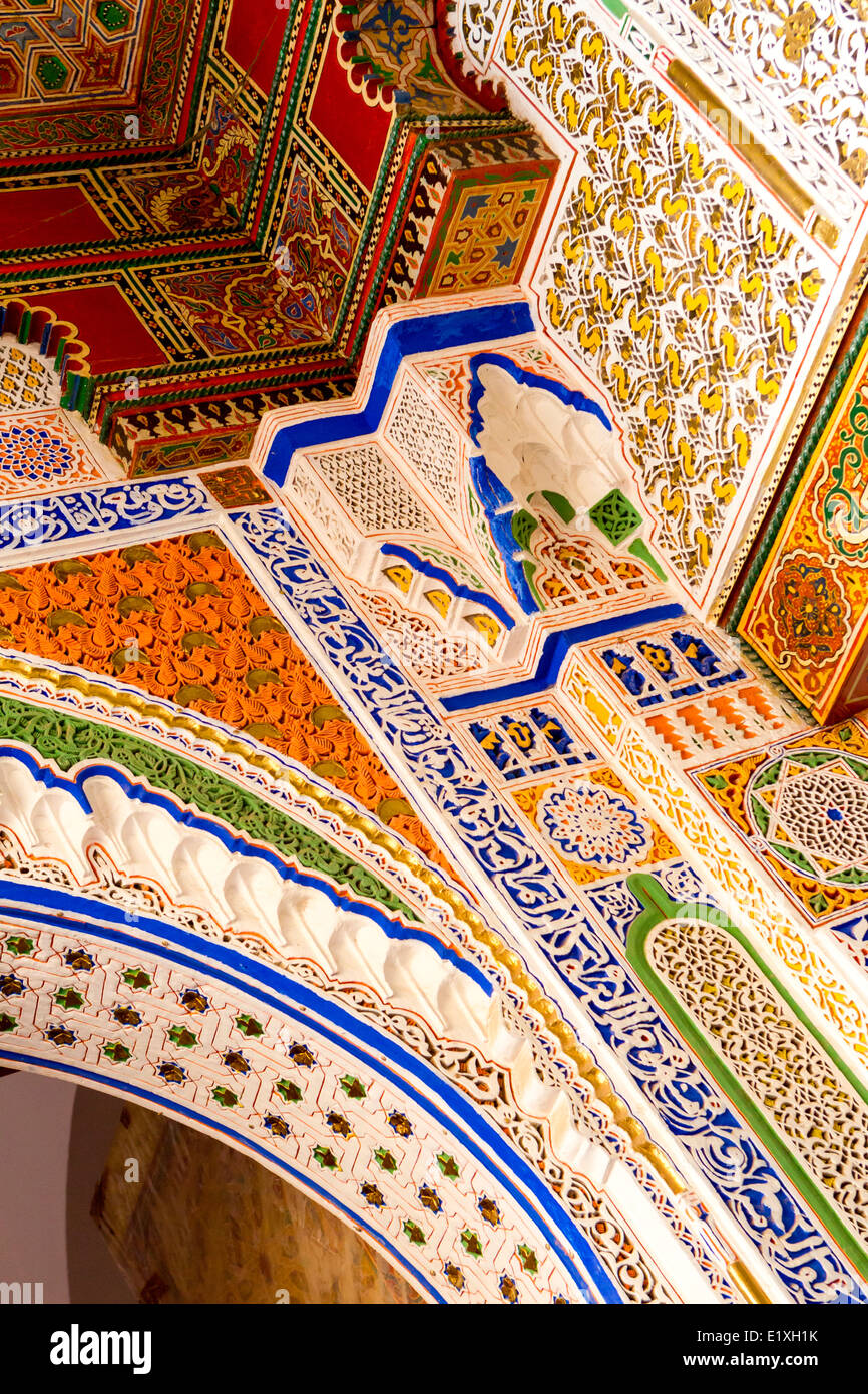 Détail de l'artisanat magnifique décoration de l'entrée principale de la mosquée Karaouiyine dans la médina, Fès, Maroc. Banque D'Images