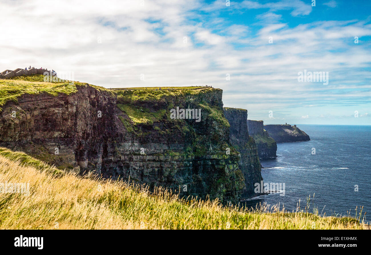 L'Irlande, le comté de Galway, les Falaises de Moher, vue sur les falaises du sud vers la tête pendre Banque D'Images