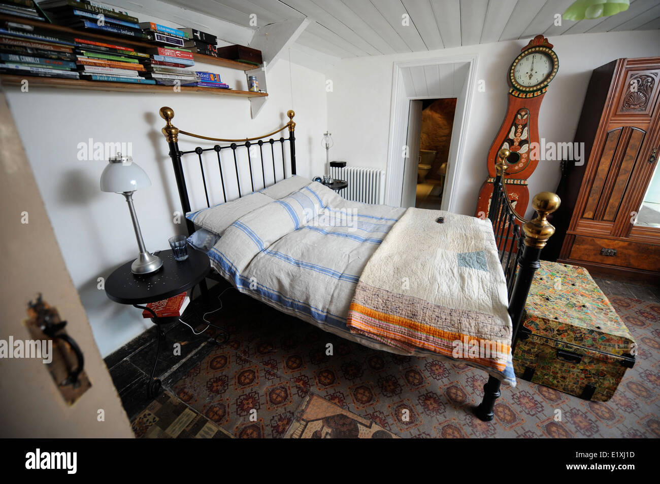 Un cottage gallois chambre avec lit en laiton dans Ceredigion Pays de Galles UK Banque D'Images