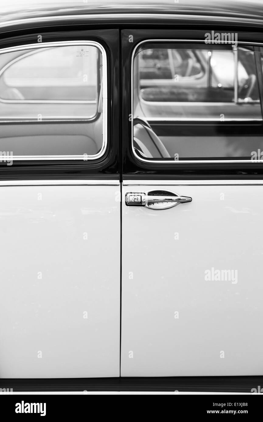 VW Coccinelle résumé porte de voiture. Monochrome Banque D'Images