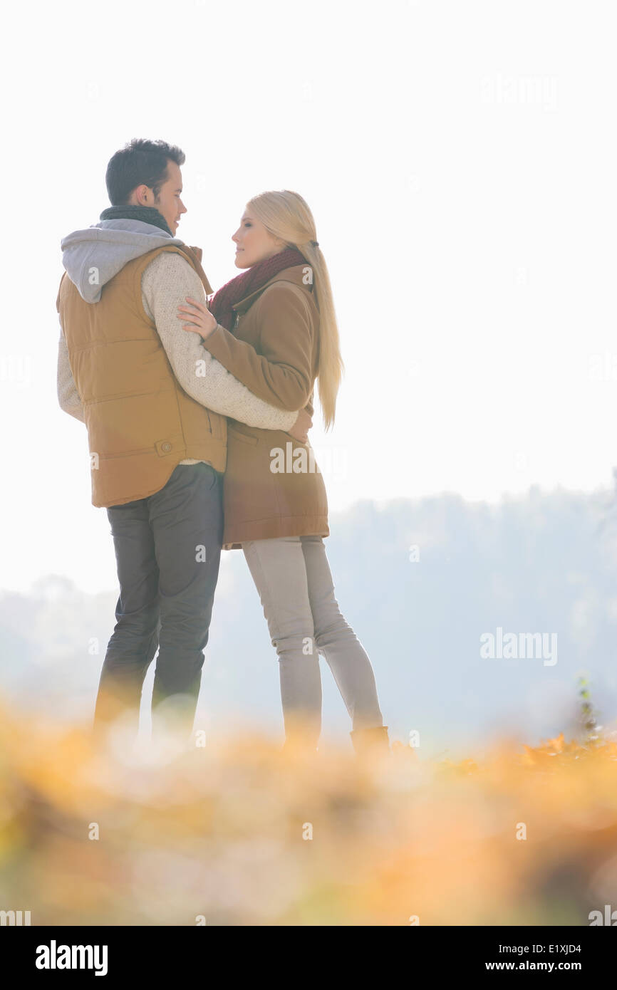 Couple hugging au cours de l'automne dans le parc Banque D'Images