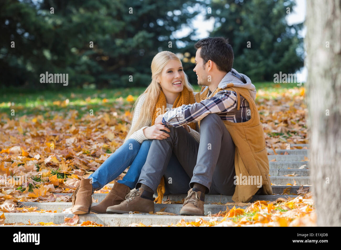 Couple heureux de communiquer sur les mesures dans le parc Banque D'Images