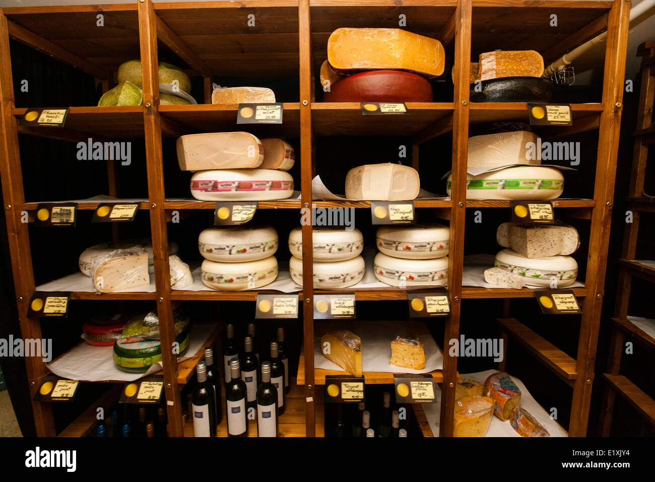 Le fromage et les boissons alcoolisées sur les tablettes en magasin Banque D'Images