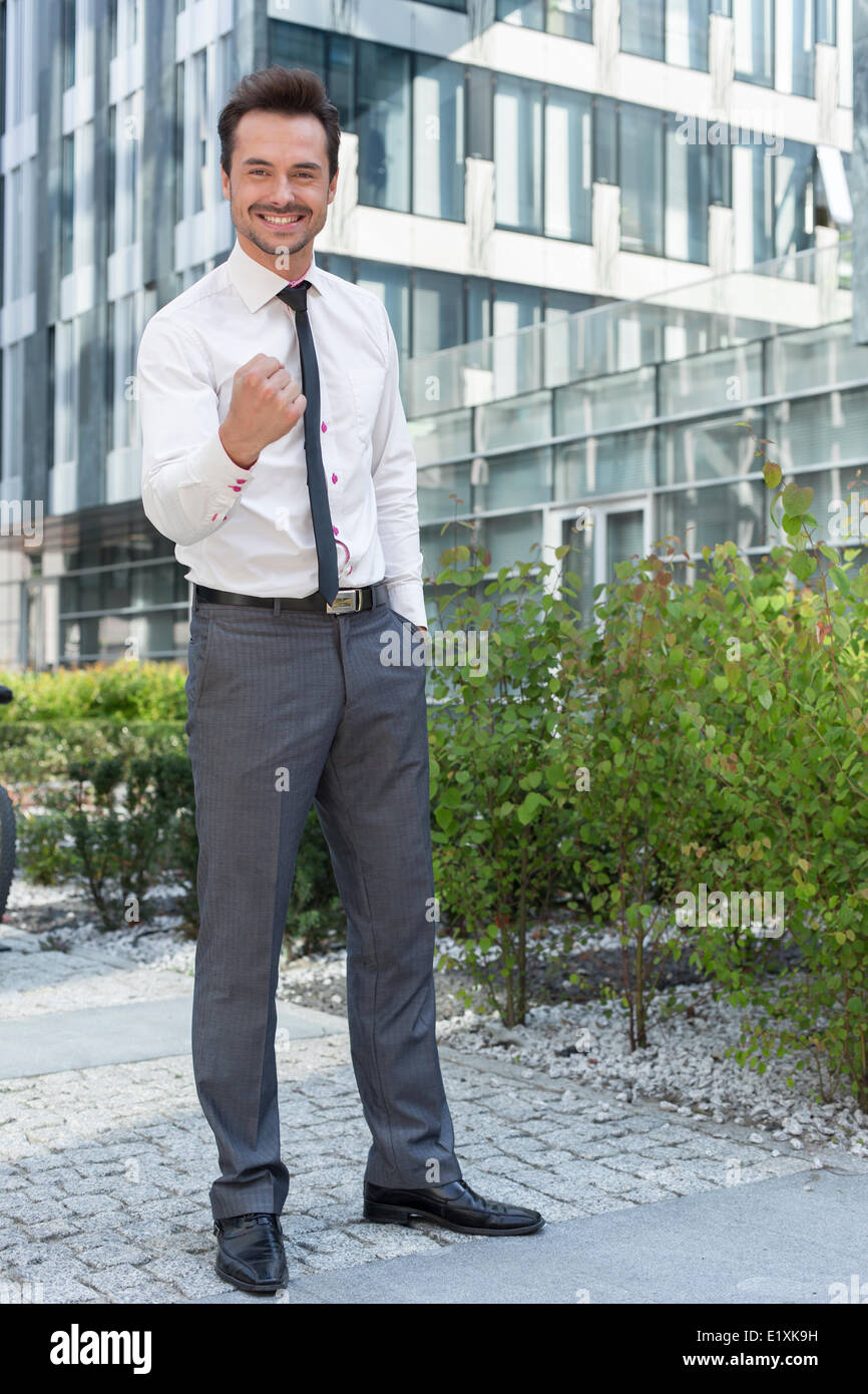 Portrait de l'homme d'affaires à l'extérieur de bâtiment de bureaux Banque D'Images