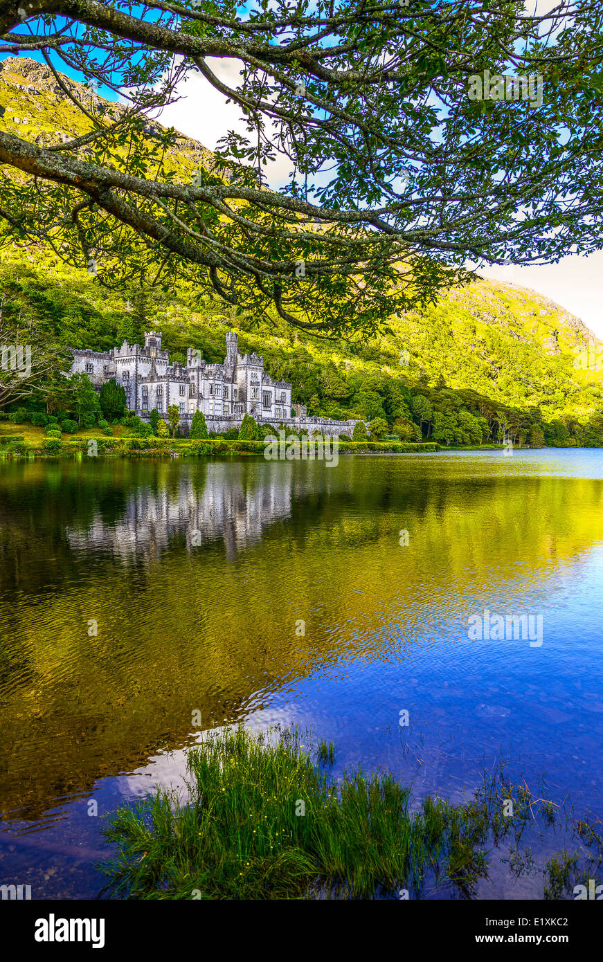 L'Irlande, Galway county, région du Connemara, l'abbaye de Kylemore sur le lac Pollacappul Banque D'Images
