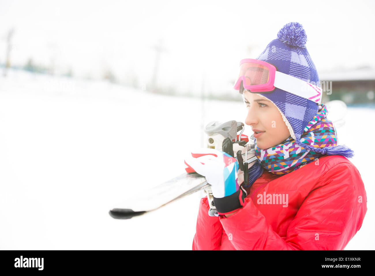Belle jeune femme portant des skis à l'extérieur Banque D'Images Belle jeune femme portant des skis à l'extérieur Banque D'Images