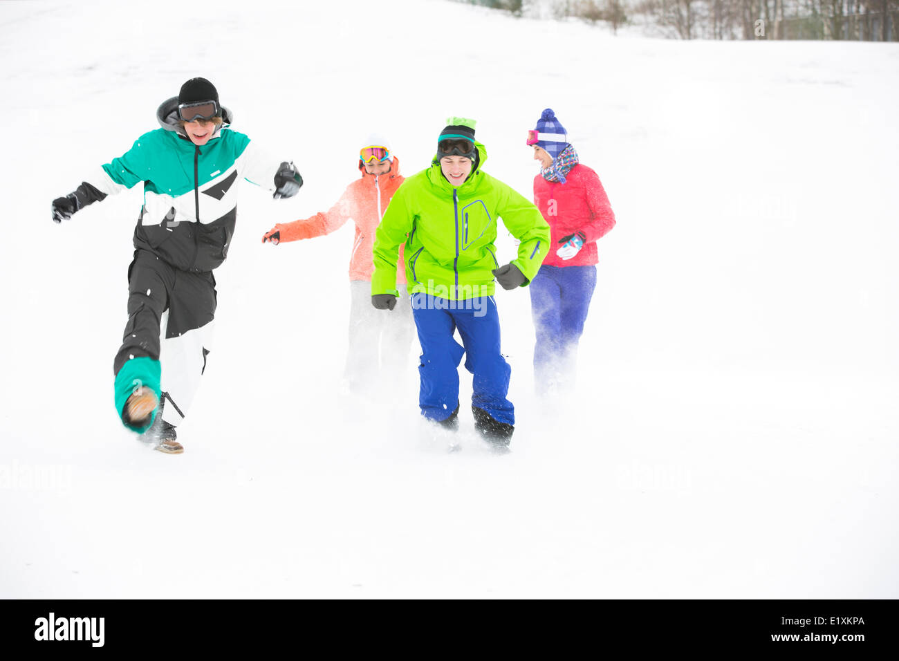 Longueur totale de jeunes amis s'amusant dans la neige Banque D'Images