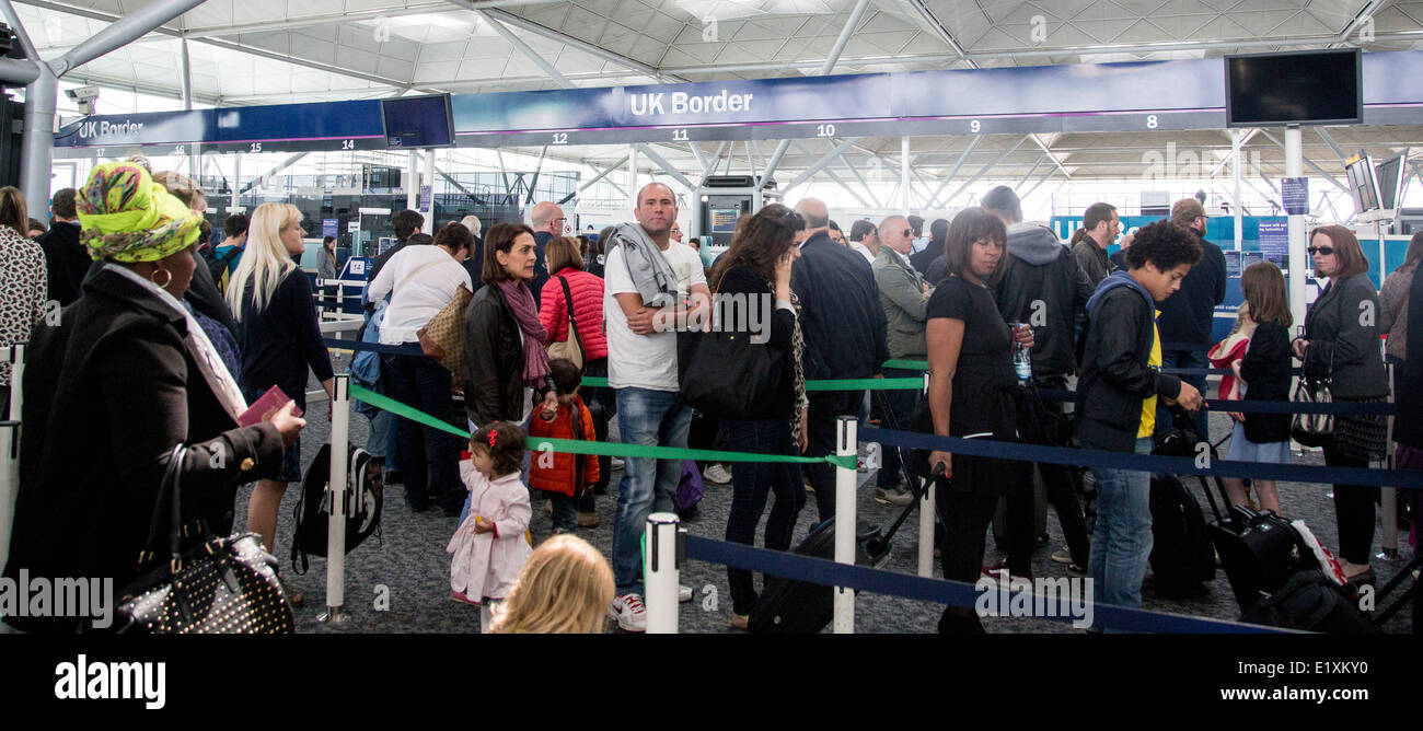 Stock photo pic montre : de l'aéroport de Stansted la queue pour obtenir le contrôle des passeports UK Border Banque D'Images