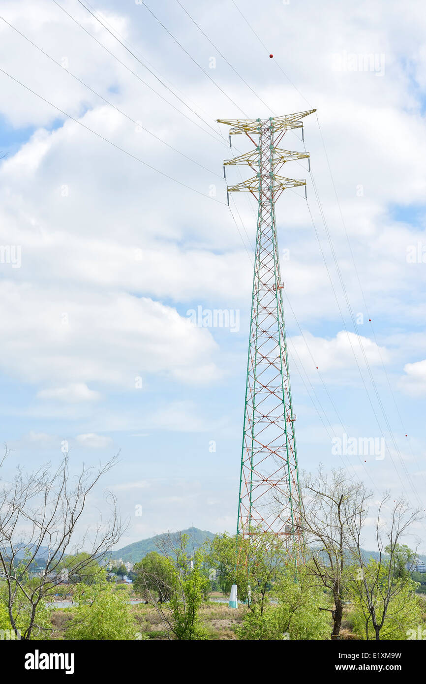 La tour de transmission de puissance dans le domaine avec ciel nuageux Banque D'Images
