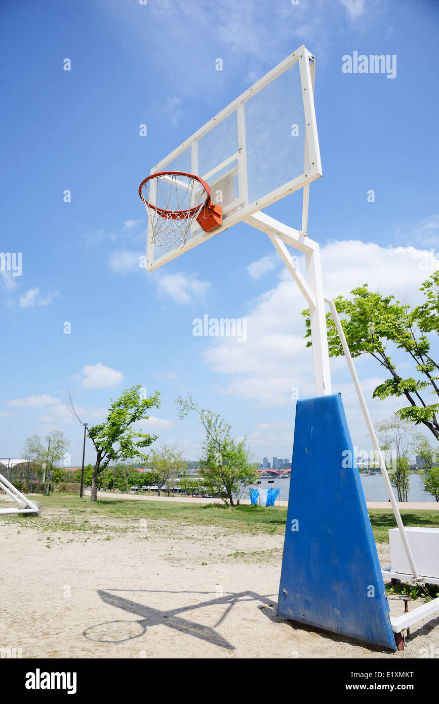 Panier de basket-ball sont à aire de jeux dans le parc de la rivière Han  Photo Stock - Alamy