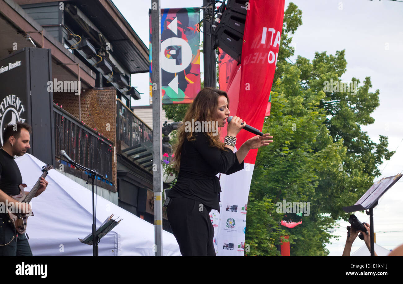 Singer Carmelina Cupo joue sur une scène extérieure au cours de la Journée italienne festival de rue sur la rue Commercial à Vancouver, BC. Banque D'Images